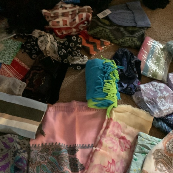 SCARF PARTY all kinds NWT/ NWOT - Picture 14 of 16